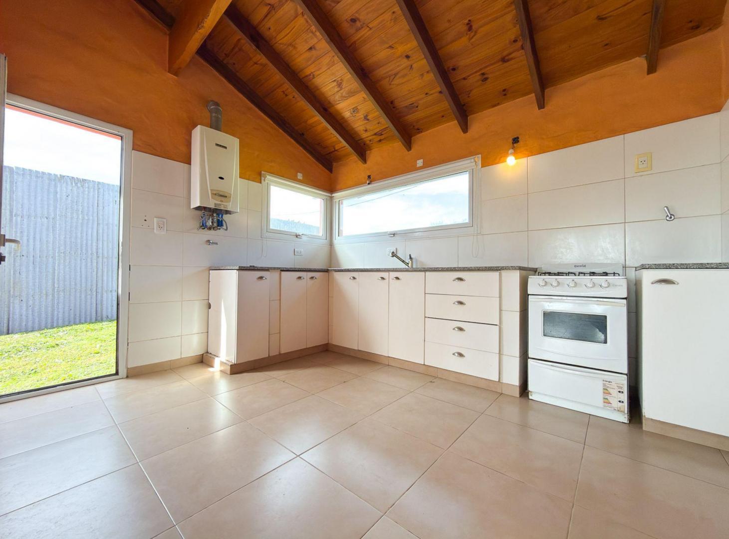 Foto de VENTA CASA TANDIL - JARDIN y QUINCHO, imagen 1