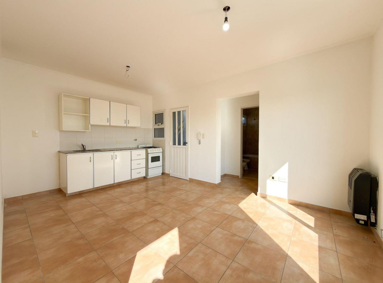 Foto de VENTA DEPARTAMENTO CON AMPLIO DORMITORIO EN TANDIL, imagen 2