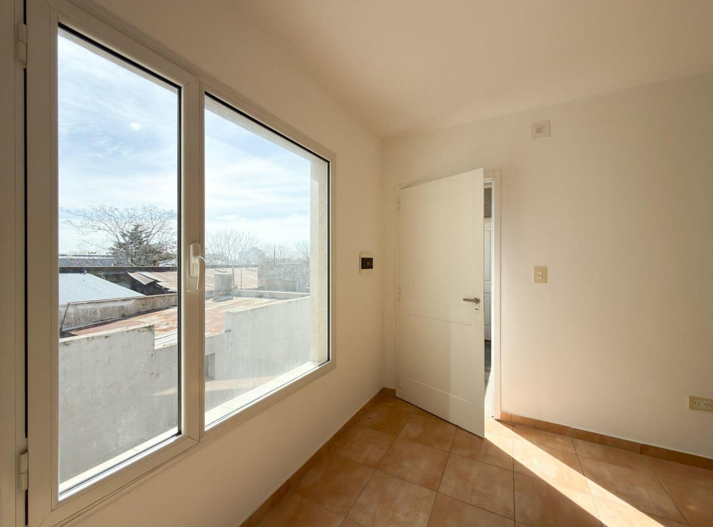 Foto de VENTA DEPARTAMENTO CON AMPLIO DORMITORIO EN TANDIL, imagen 3