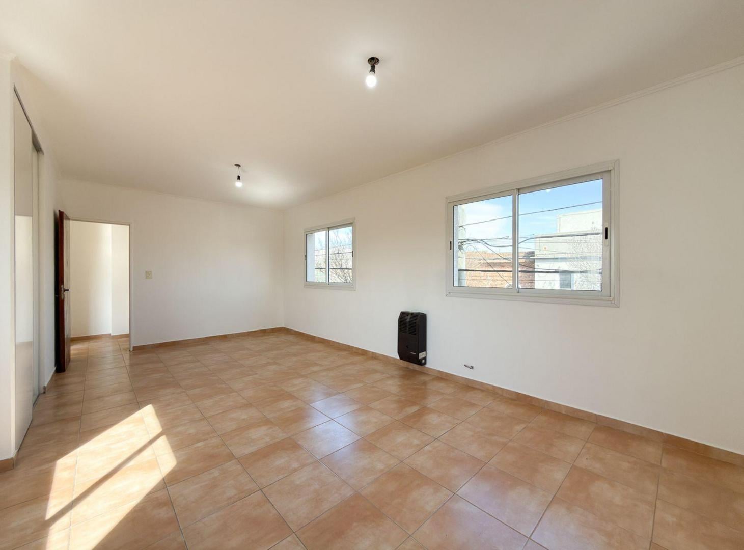 Foto de VENTA DEPARTAMENTO CON AMPLIO DORMITORIO EN TANDIL, imagen 4