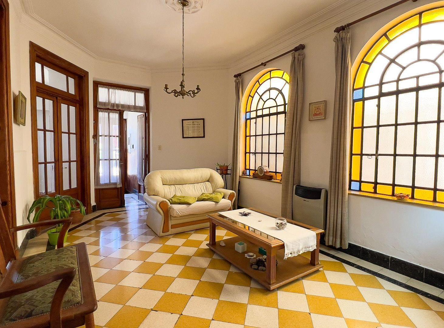 Foto de VENTA CASA 4 DORM SEMICENTRO TANDIL, imagen 1
