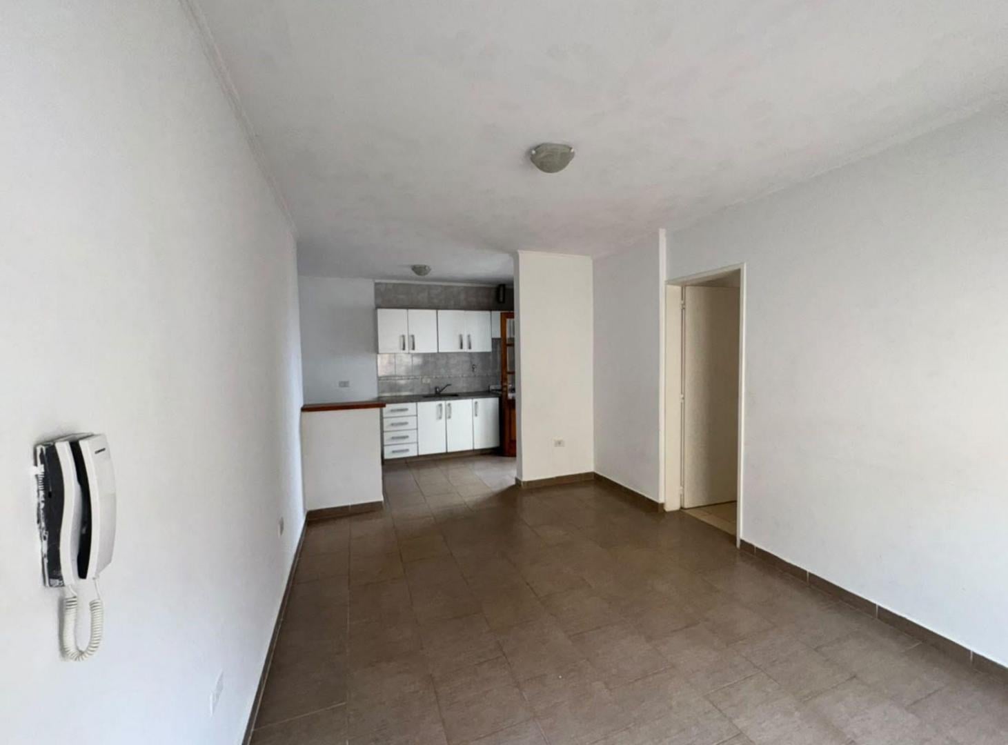 Foto de VENTA DEPARTAMENTO 2 AMBIENTES, TANDIL., imagen 2