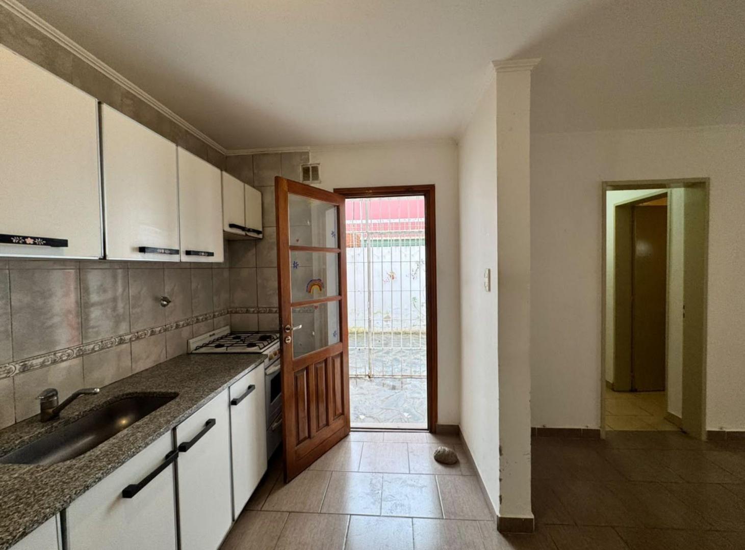 Foto de VENTA DEPARTAMENTO 2 AMBIENTES PLANTA BAJA TANDIL, imagen 3