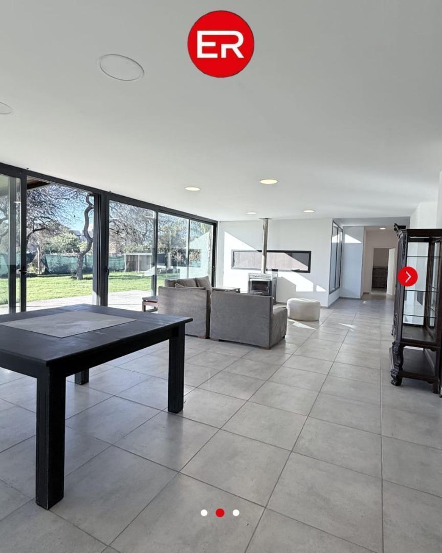 Foto de VENTA /ALQUILER,Casa moderna con piscina Estación del Carmen, imagen 2
