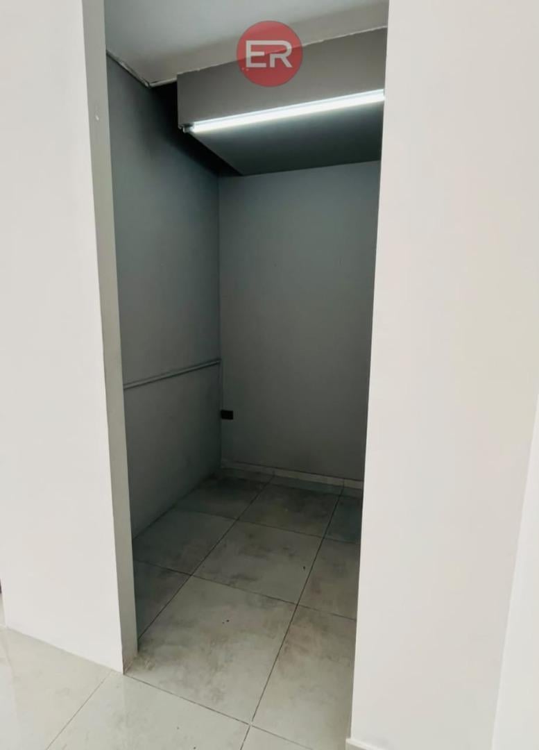 Foto de ALQUILER | LOCAL COMERCIAL SOBRE HIPÓLITO YRIGOYEN – VILLA C, imagen 3