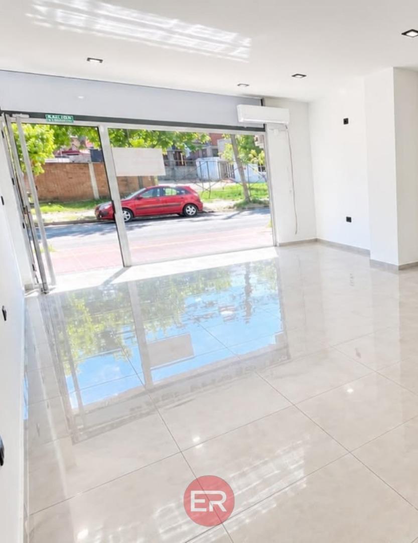 Foto de ALQUILER | LOCAL COMERCIAL SOBRE HIPÓLITO YRIGOYEN – VILLA C, imagen 1