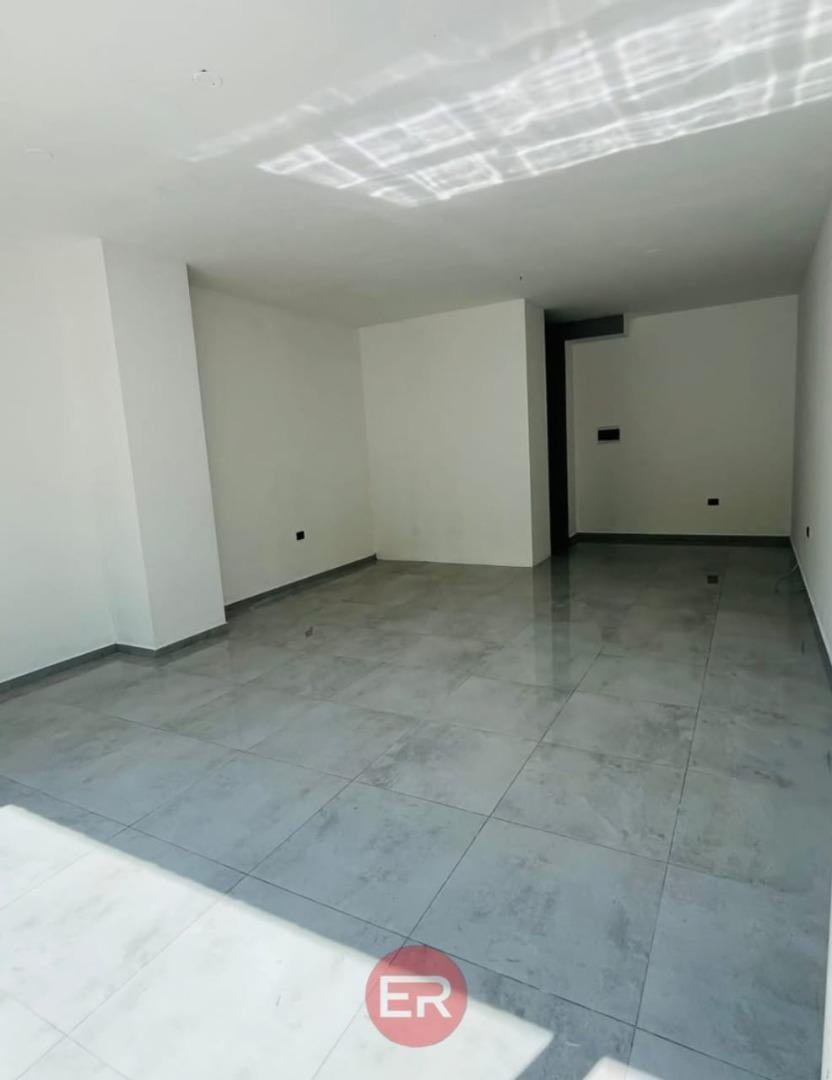 Foto de ALQUILER | LOCAL COMERCIAL SOBRE HIPÓLITO YRIGOYEN – VILLA C, imagen 2