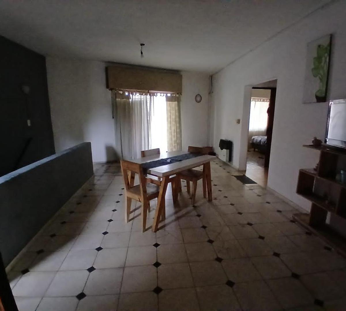 Comoda Casa 3 Ambientes 1° Piso Garage + Local Comercial 2