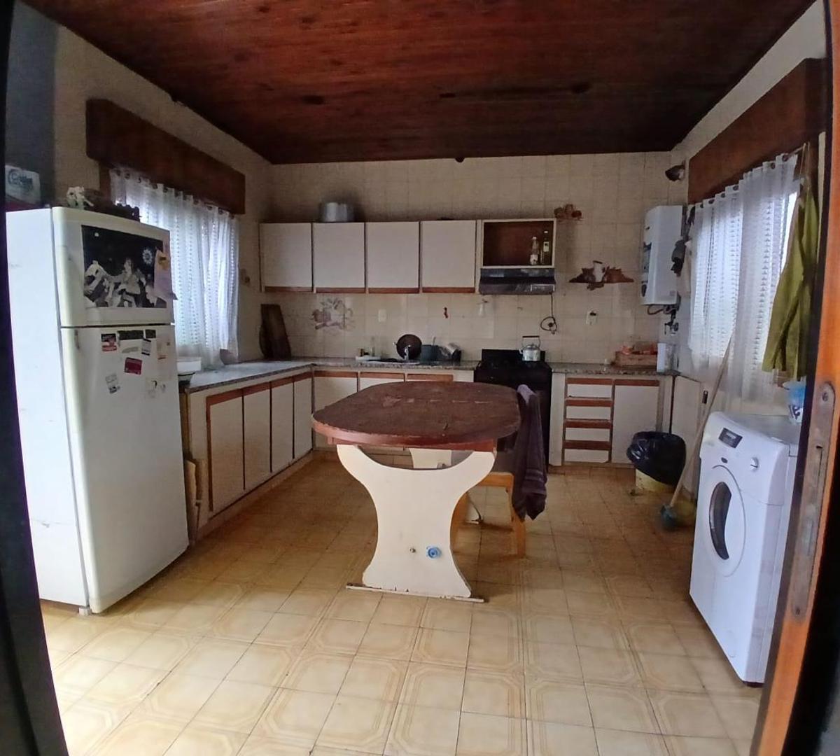 Comoda Casa 3 Ambientes 1° Piso Garage + Local Comercial 5