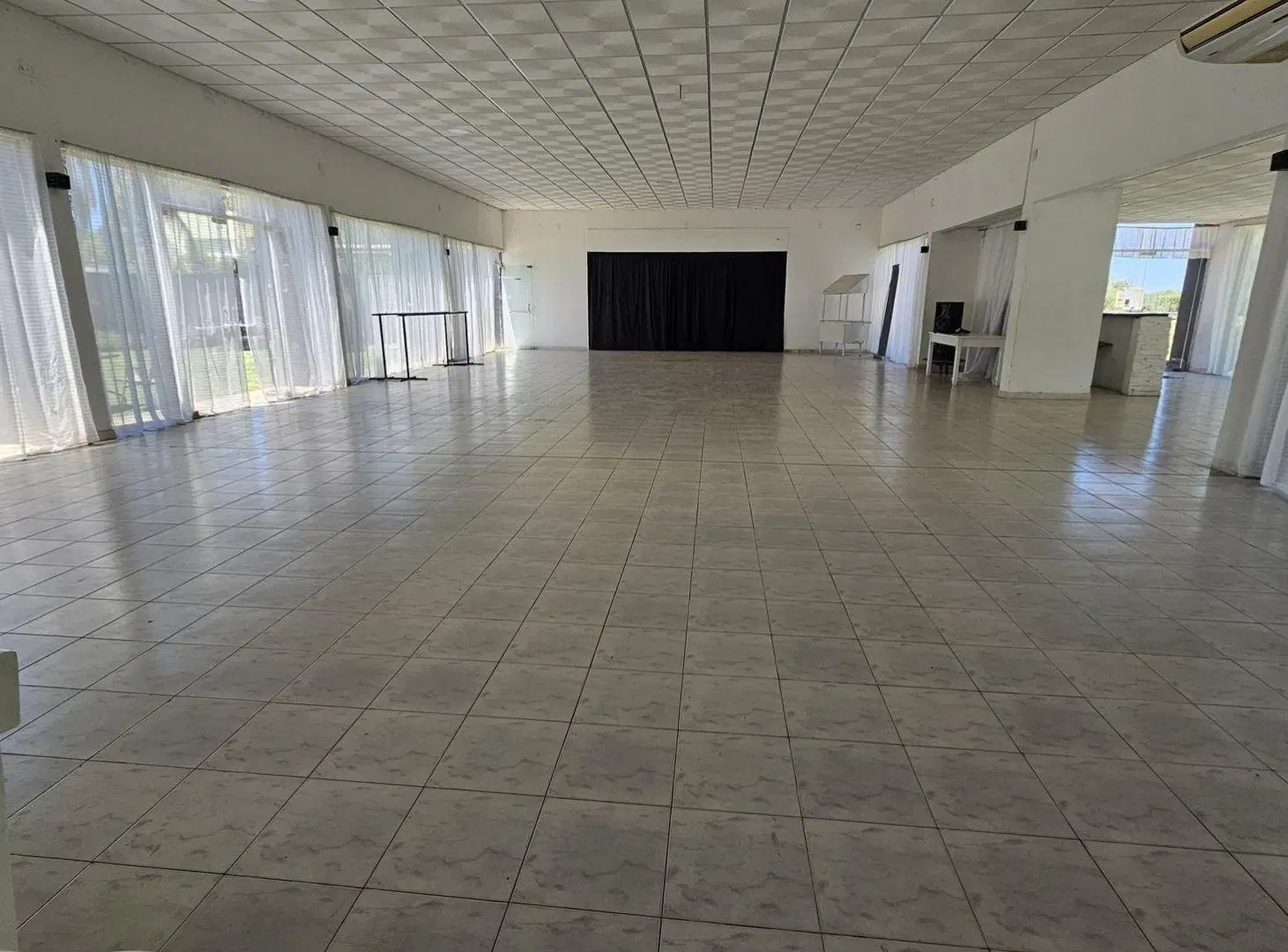 ALQUILER DE GRAN SALON COMERCIAL EN SAUCE VIEJO 3