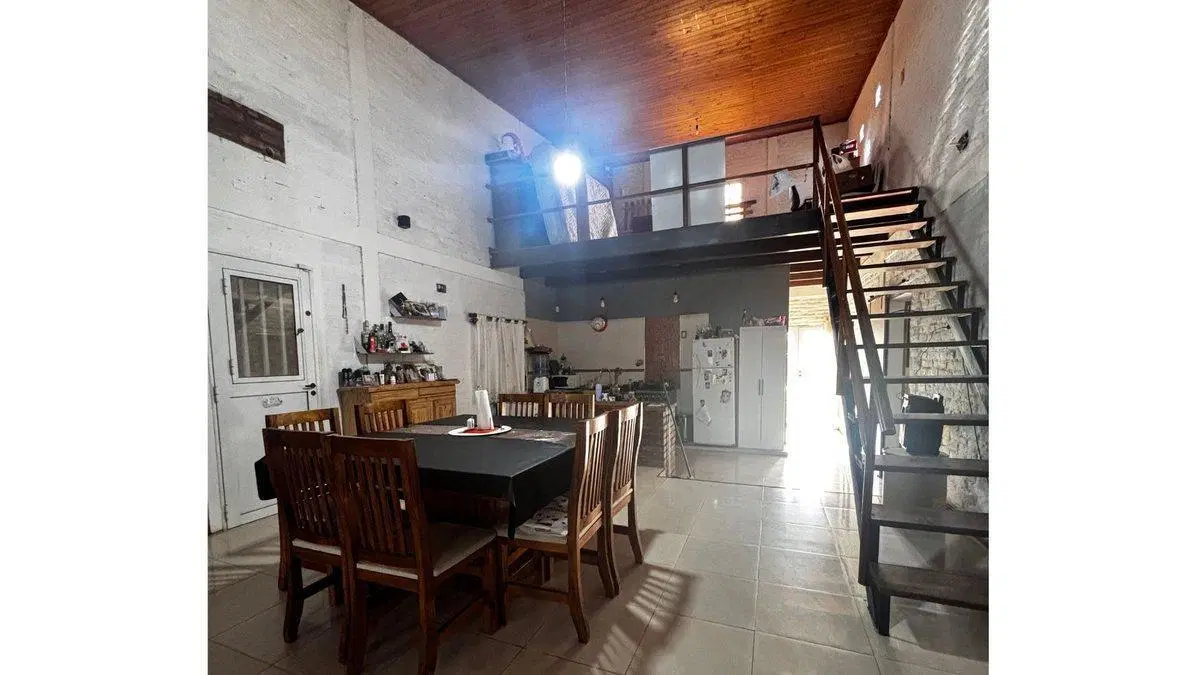 SE VENDE CASA DE 2 DORM, PATIO Y PILETA! 3