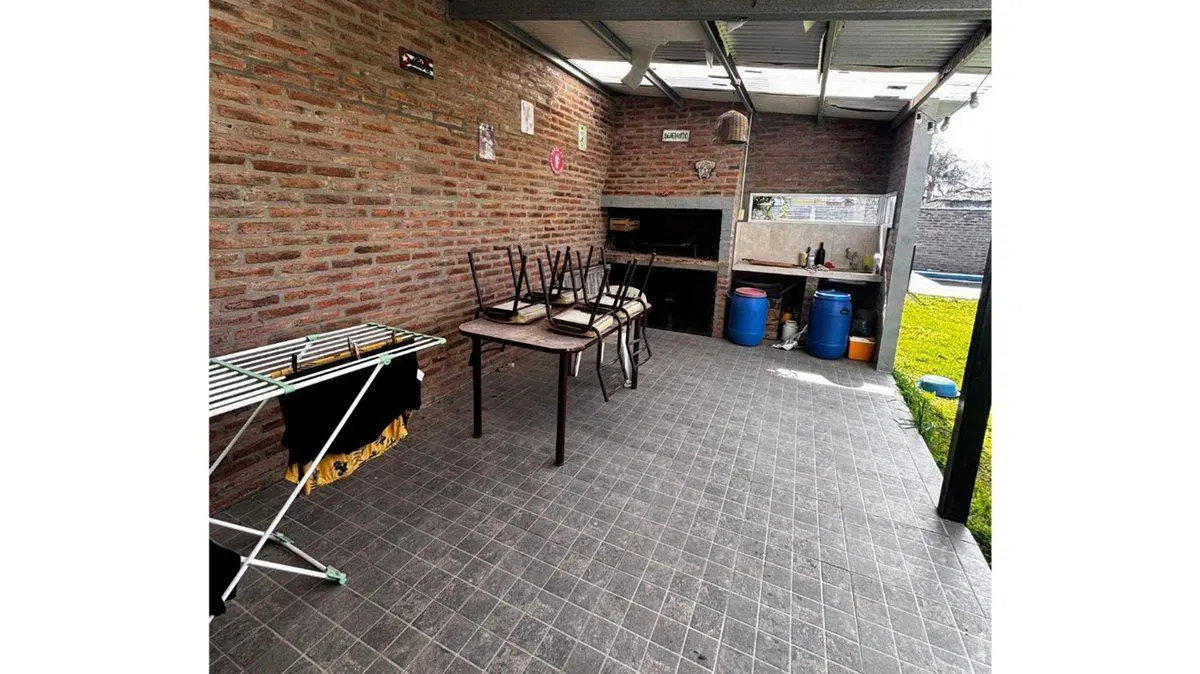 SE VENDE CASA DE 2 DORM, PATIO Y PILETA! 2