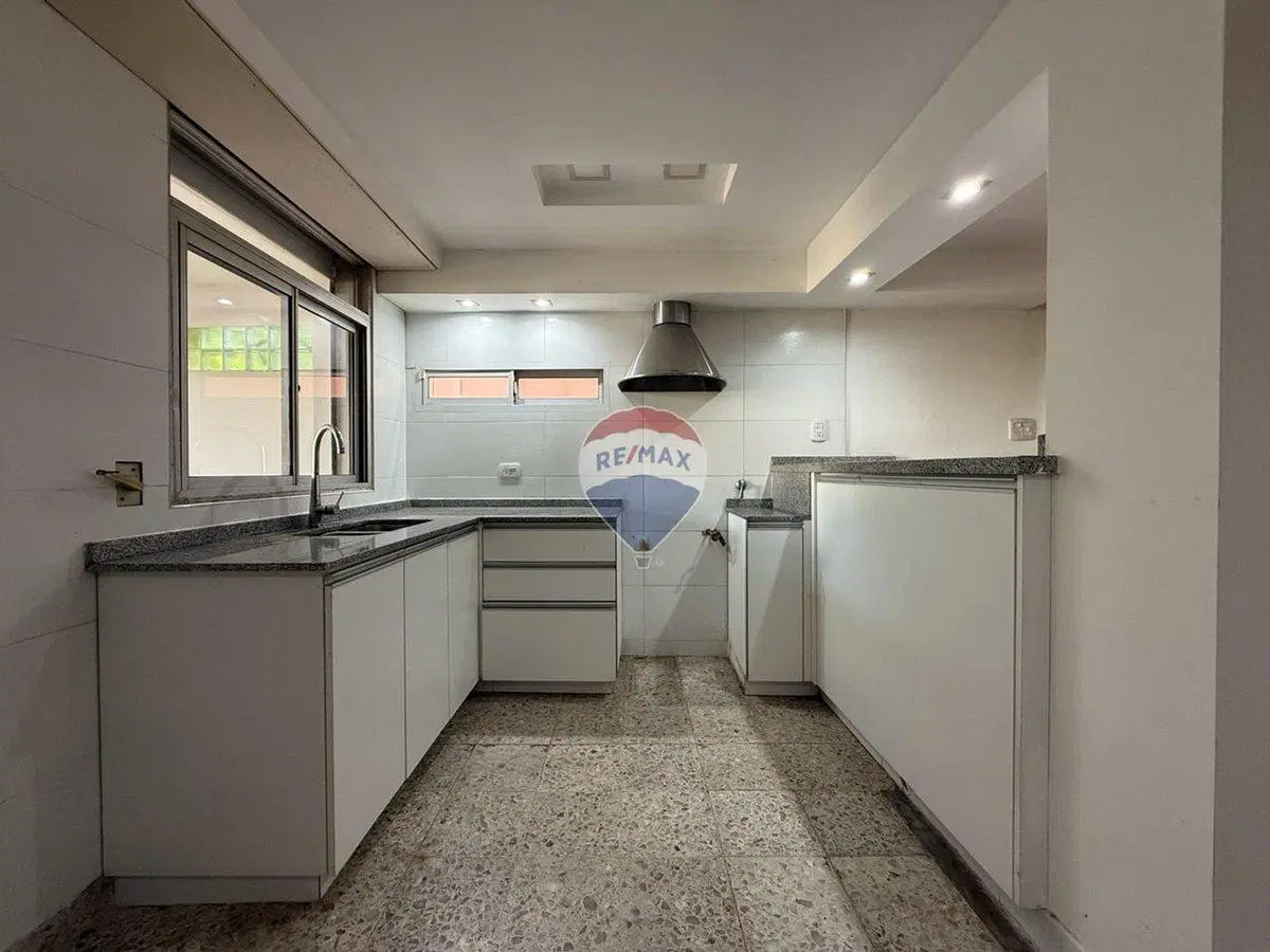 CASA EN VENTA CON SALONES COMERCIALES AL FRENTE. 2