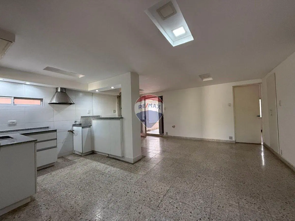 CASA EN VENTA CON SALONES COMERCIALES AL FRENTE. 5