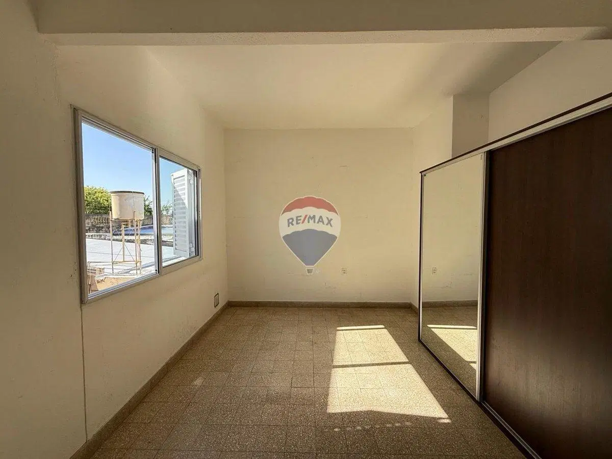 CASA EN VENTA CON SALONES COMERCIALES AL FRENTE. 8