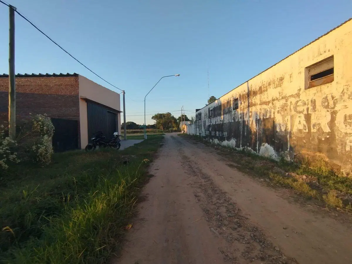 TERRENO DE 200m2 EN INGRESO A ANGEL GALLARDO 3