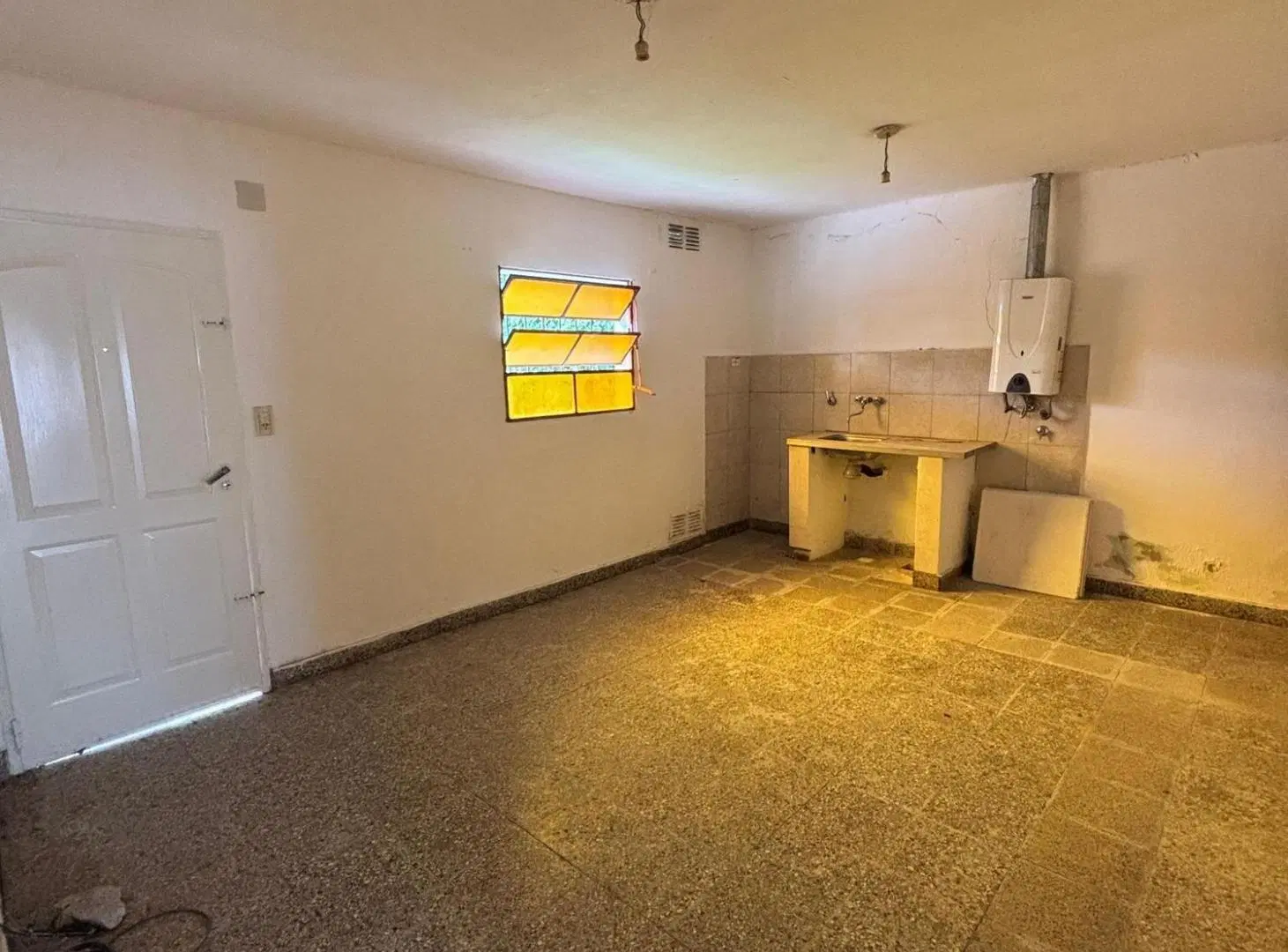 SE VENDE CASA 2 DORMITORIOS, COCHERA Y PATIO! 4