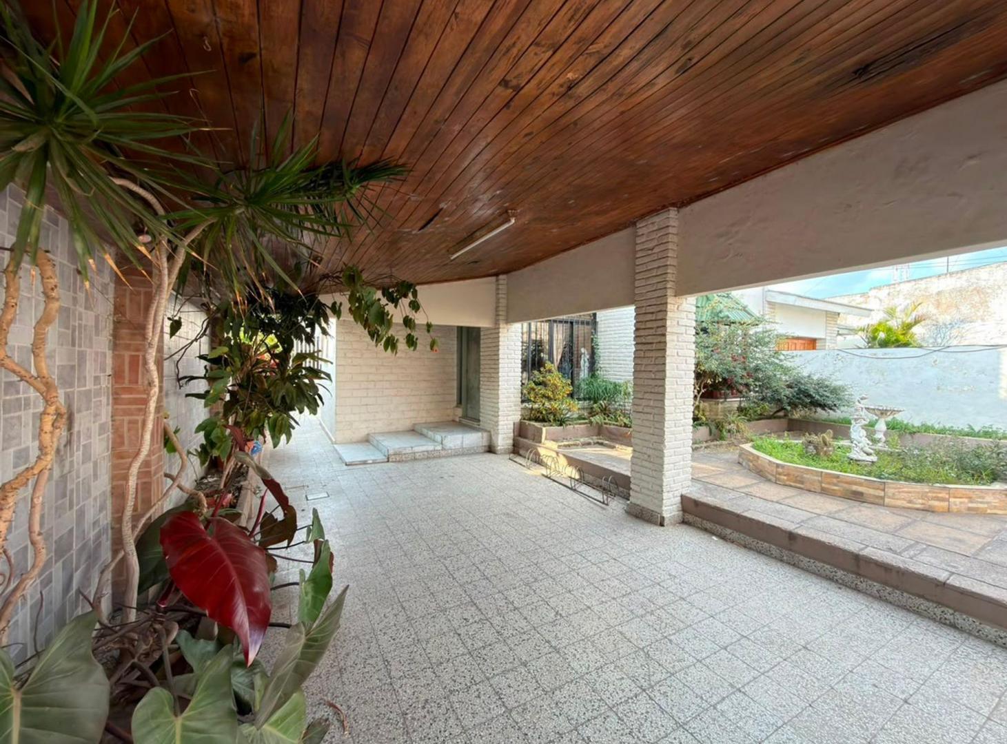 SE VENDE AMPLIA CASA EN PLENO CENTRO DE CORONDA!