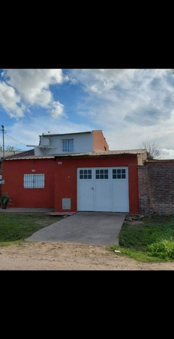 CASA AMPLIA EN BARRIO TRANQUILO-GRAN POTENCIAL