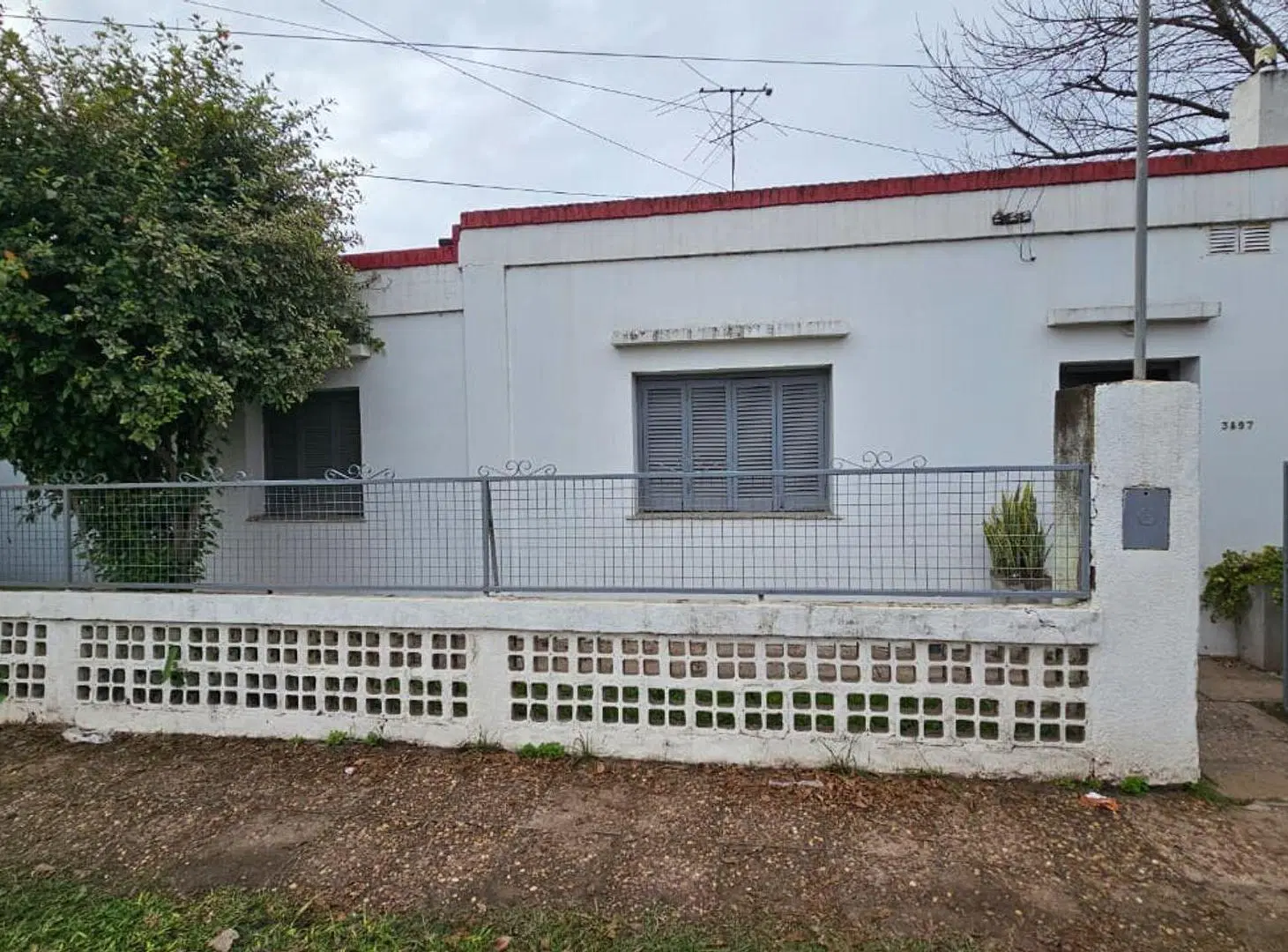 Venta - Casa de 2 dormitorios con buen terreno. 5