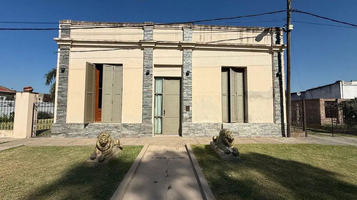 SE VENDE CASA CON QUINCHO Y PILETA EN LARRECHEA 2