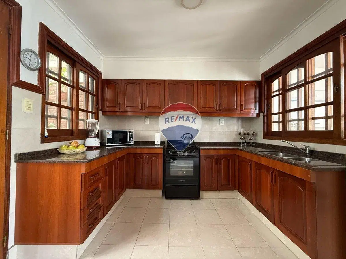 SE VENDE CASA ZONA RESIDENCIAL-SANTO TOMÉ 4