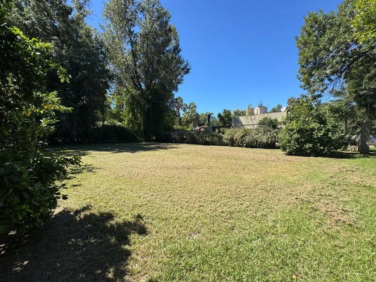 SE VENDE TERRENO EN LOS MOLINOS. UBICACION UNICA 4