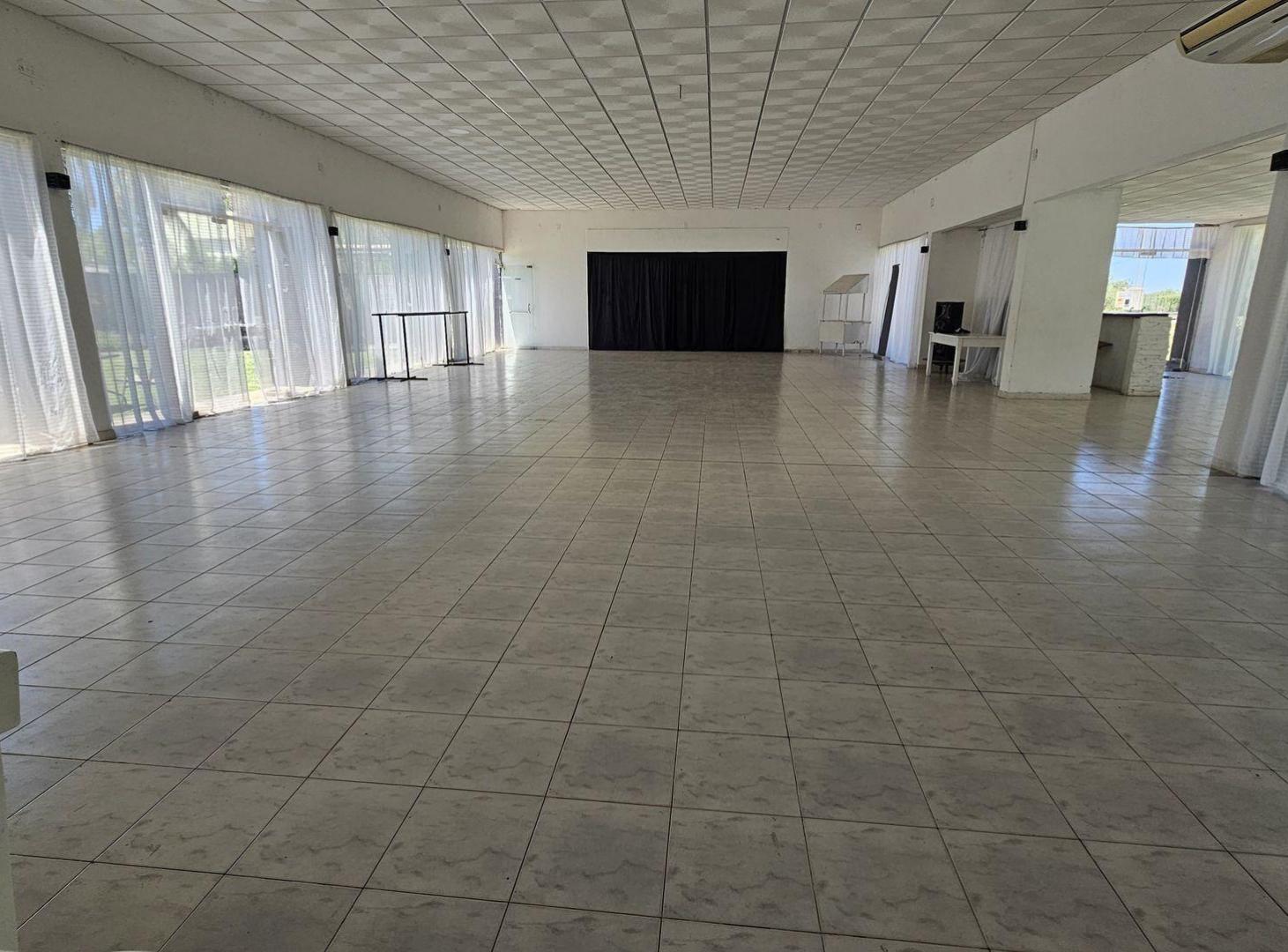 ALQUILER DE GRAN SALON COMERCIAL EN SAUCE VIEJO
