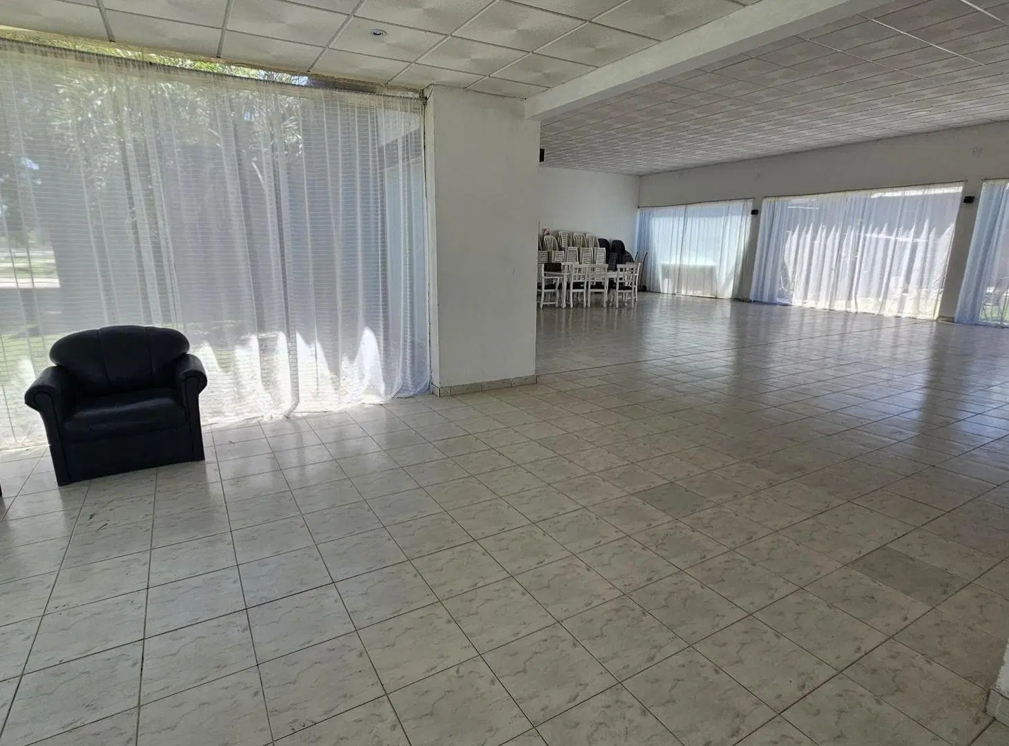 ALQUILER DE GRAN SALON COMERCIAL EN SAUCE VIEJO 4
