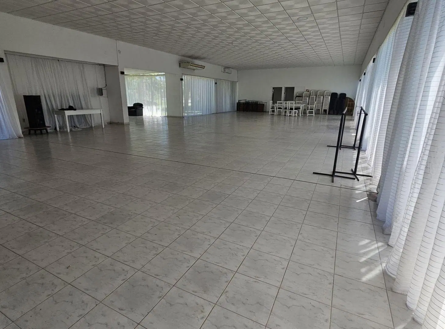 ALQUILER DE GRAN SALON COMERCIAL EN SAUCE VIEJO 2