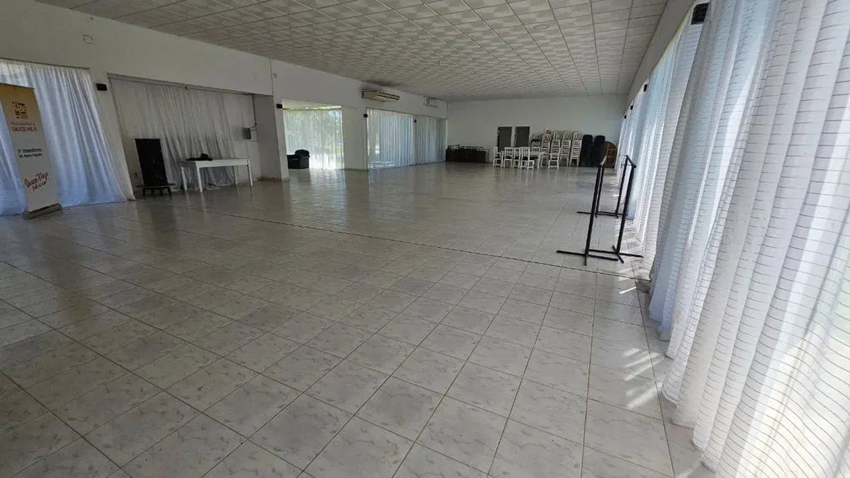 SE VENDE GRAN SALÓN COMERCIAL EN SAUCE VIEJO 5