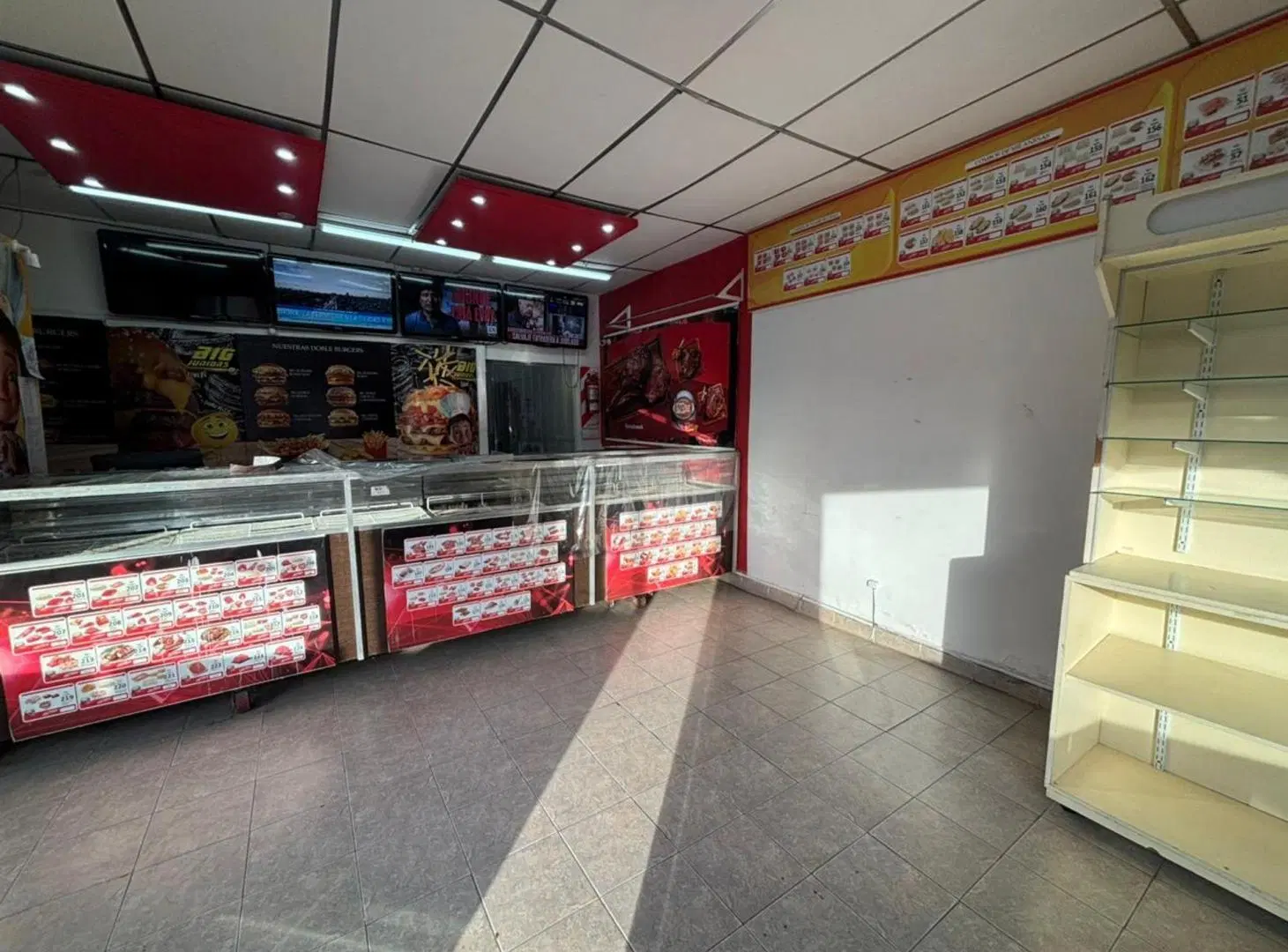Se ALQUILA local comercial en Santo Tomé 4