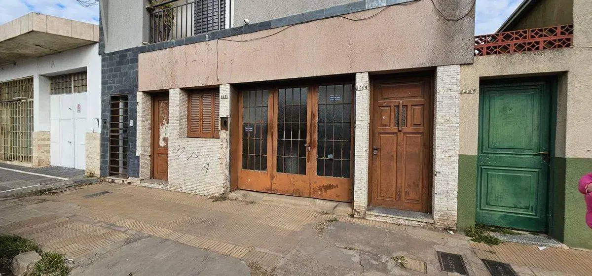 VENTA CASA DE 2 DORMITORIOS, COCHERA Y GRAN PATIO 3