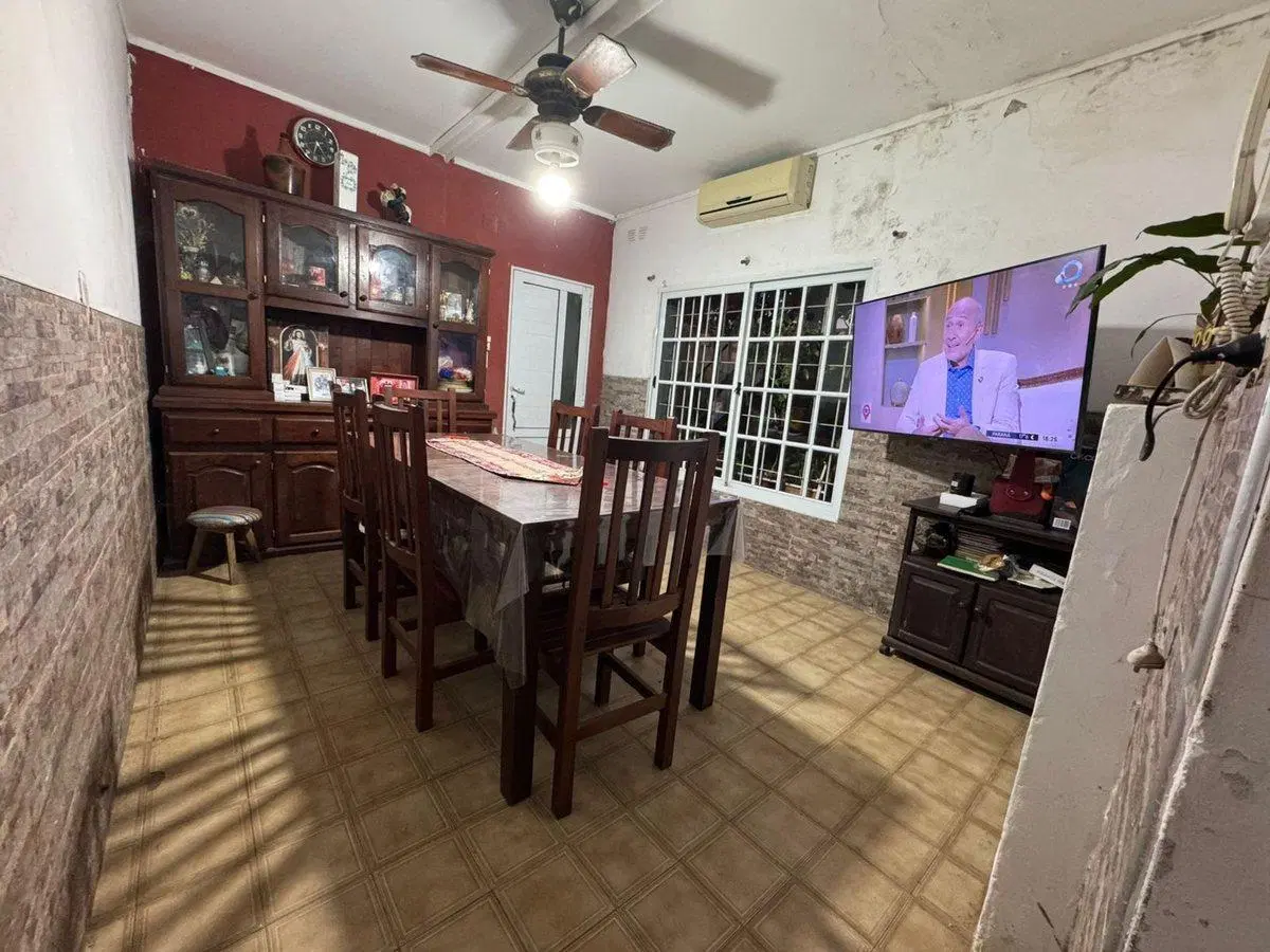 SE VENDE CASA DOS DORMITORIOS Y COCHERA 4