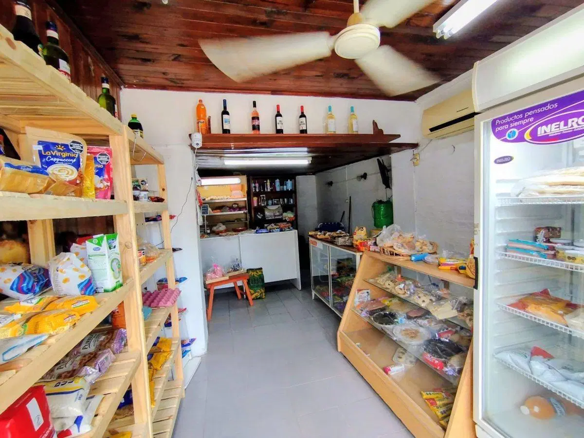 CASA 3 DORM. CON LOCAL, A METROS DE AV. RICHIERI 4