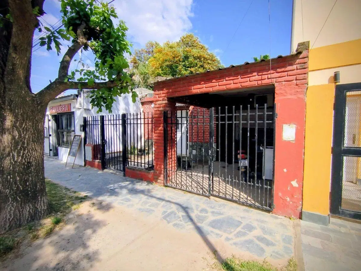 CASA 3 DORM. CON LOCAL, A METROS DE AV. RICHIERI 8