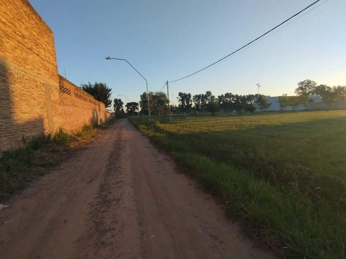 TERRENO DE 200m2 EN INGRESO A ANGEL GALLARDO 3