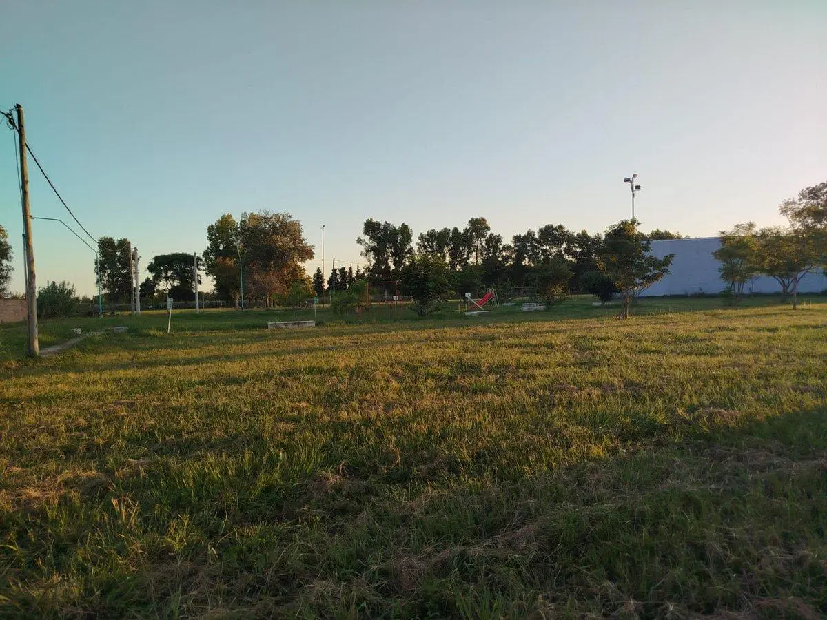 TERRENO DE 200m2 EN INGRESO A ANGEL GALLARDO 5