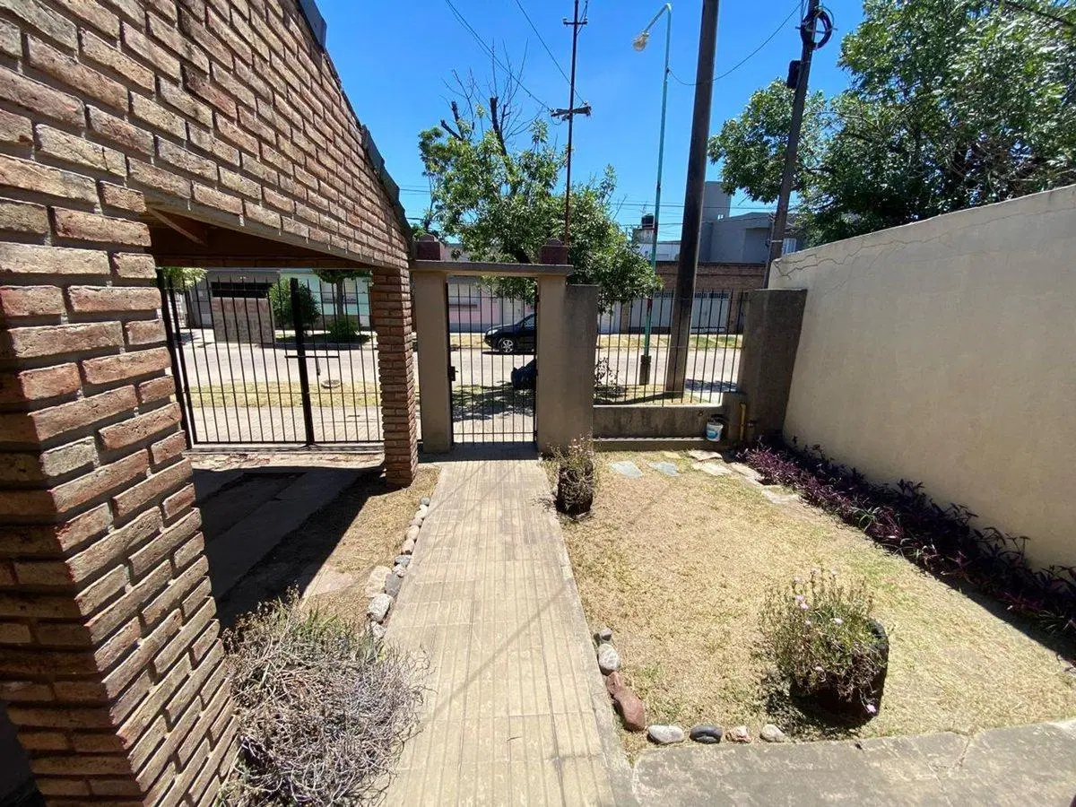 Casa 2 dormitorios con gran terreno. 4