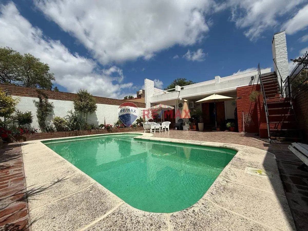 SE VENDE CASA EN SANTO TOMÉ CON PILETA 8