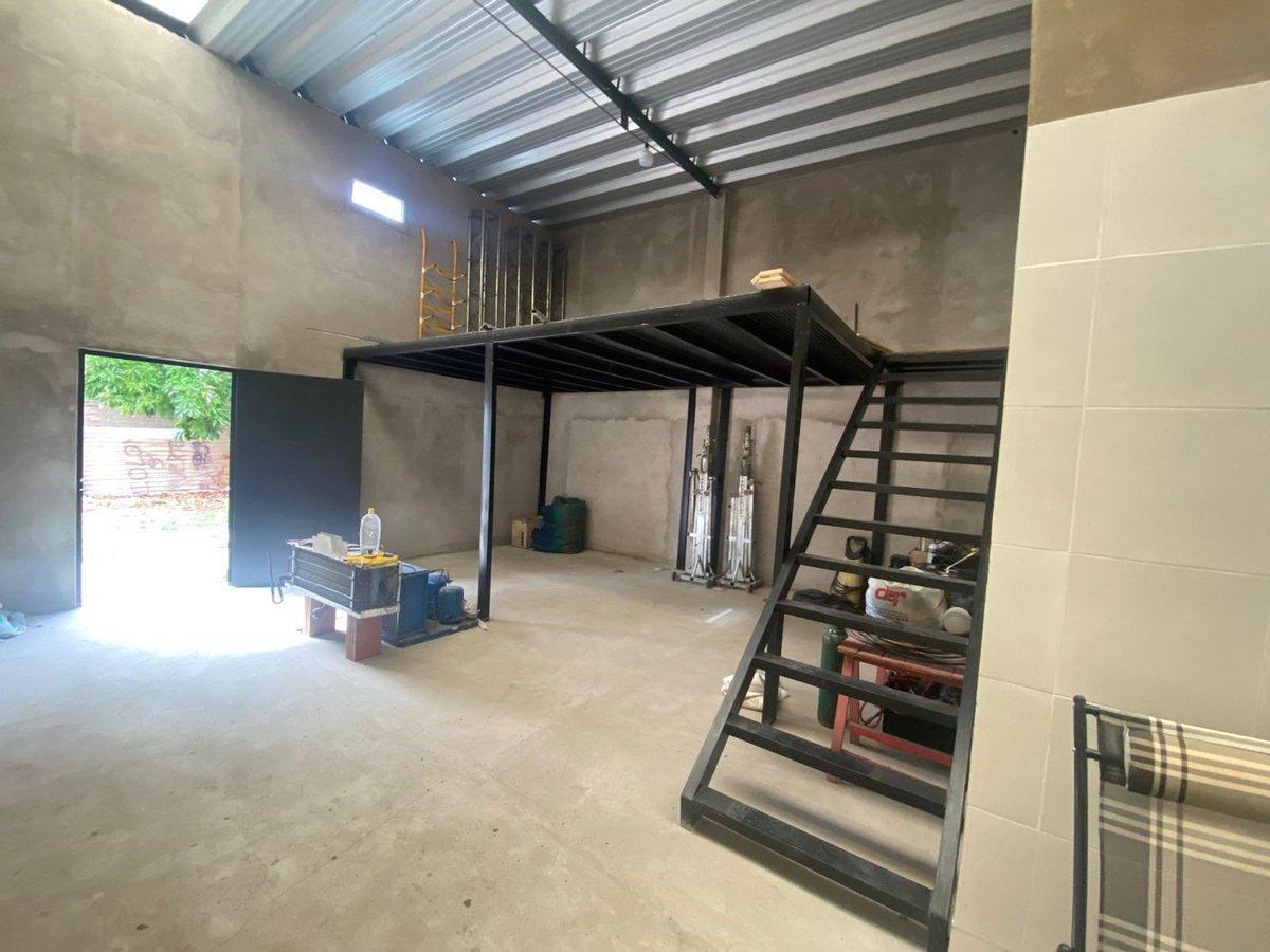 Foto de REMAX VENDE GALPON CON LOCAL COMERCIAL Y OFICINA., imagen 2
