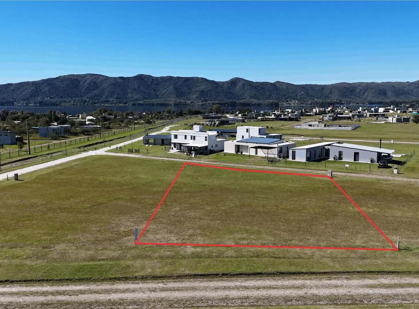 IMPERDIBLE OPORTUNIDAD-Lote en Puerto del Águila 1200 m² con vista al lago, doble frente, amenities 1