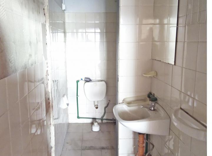 AMPLIO LOCAL COMERCIAL SOBRE AV. J.D. PERON !!! 4