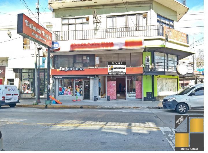 AMPLIO LOCAL COMERCIAL SOBRE AV. J.D. PERON !!! 1