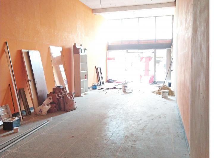 AMPLIO LOCAL COMERCIAL SOBRE AV. J.D. PERON !!! 5