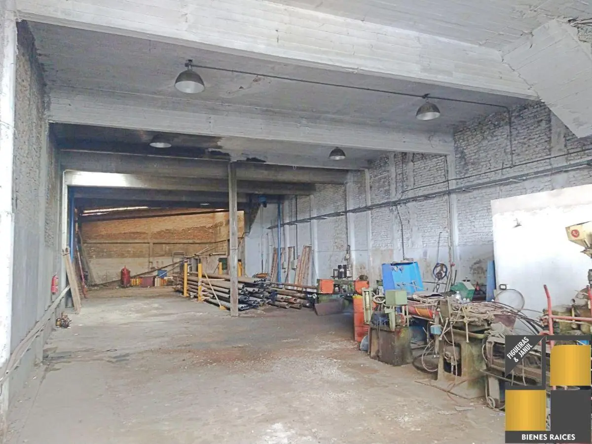 GALPON DE 360 M2 CON VIVIENDA EN PLANTA ALTA !!! 3