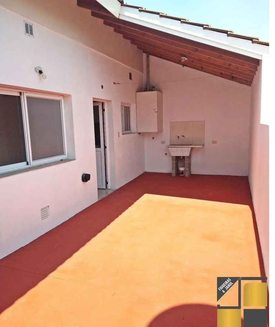 DEPARTAMENTO DE 3 AMBIENTES AL FRENTE CON BALCÓN Y PATIO SOBRE AVENIDA RIVADAVIA 5