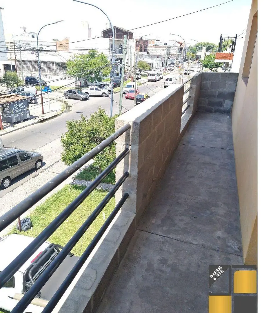 DEPARTAMENTO DE 3 AMBIENTES AL FRENTE CON BALCÓN Y PATIO SOBRE AVENIDA RIVADAVIA 4