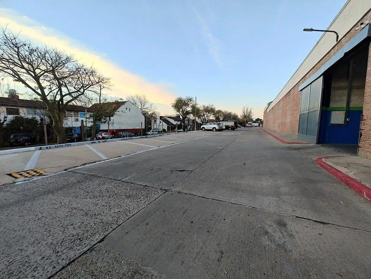 Alquiler galpón 3551 m2 con seguridad 24 hs en Olivos sobre Panamericana 3