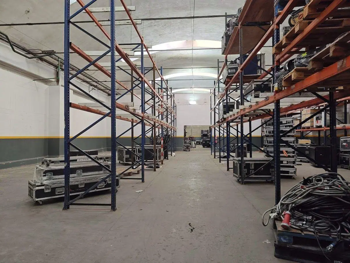 Alquiler galpón 2061 m2 con seguridad 24 hs en Olivos sobre Panamericana 2